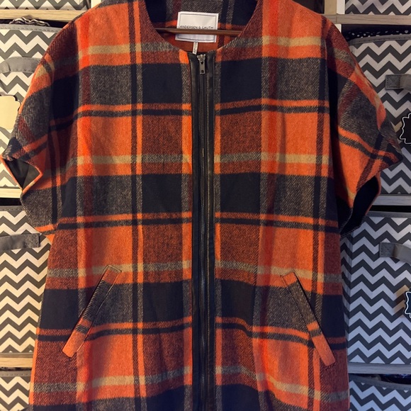 Scrumptiousous Cape by Andersen & Lauth - Picture 2 of 6